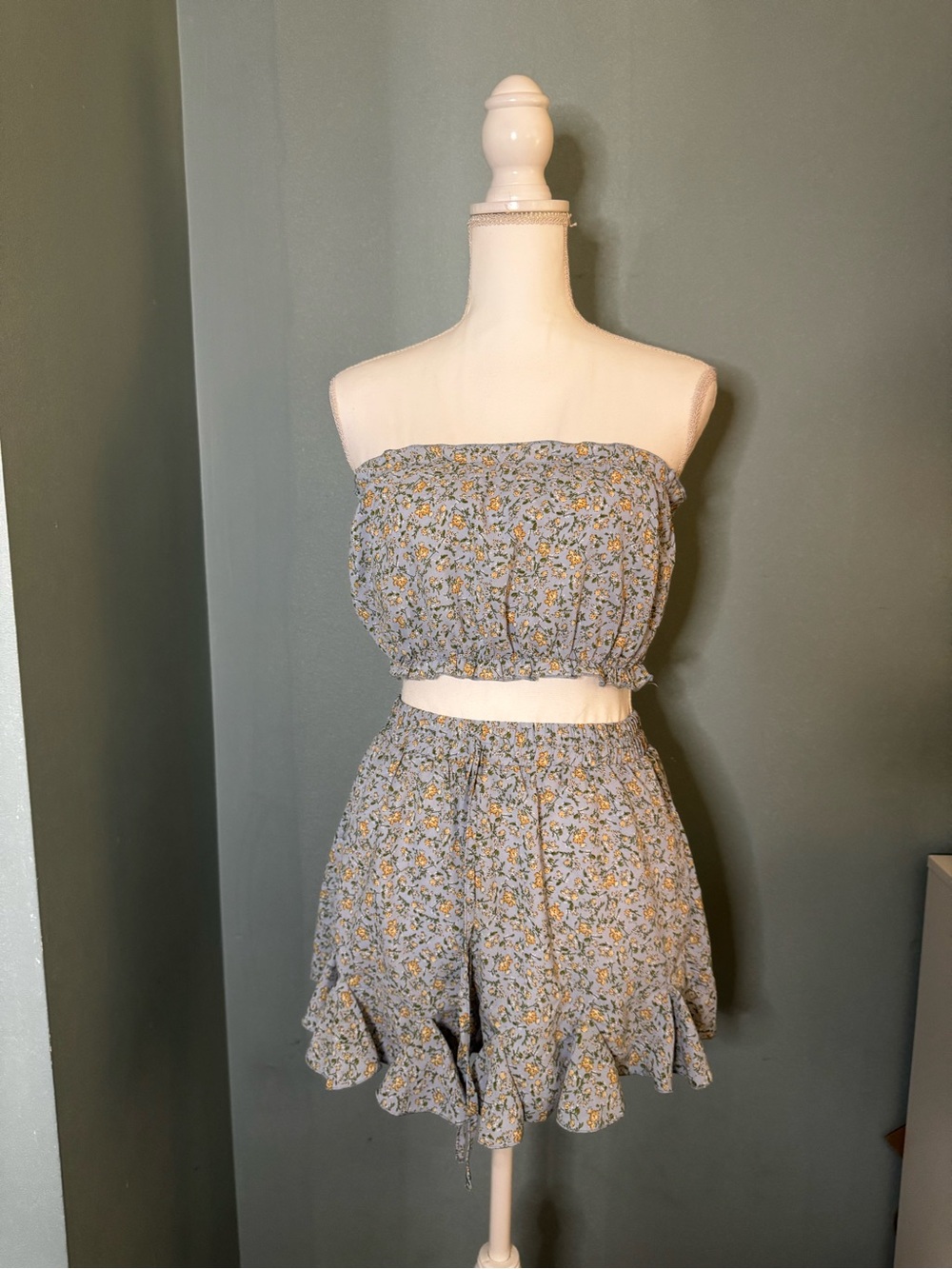 Floral Two-Piece Smocked Bandeau Tube Top & Ruffled Shorts Set - Blue Small
